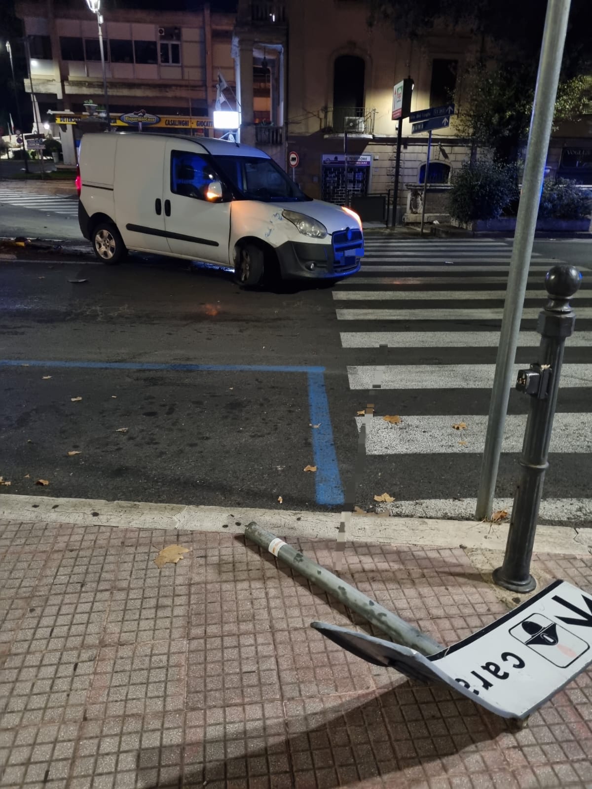 Velletri, martedì all’alba 37enne di Rocca di Papa sbanda e passa sopra alla rotatoria di piazza Garibaldi. Danni ingenti alla cartellonistica dello spartitraffico. Indagini dei carabinieri