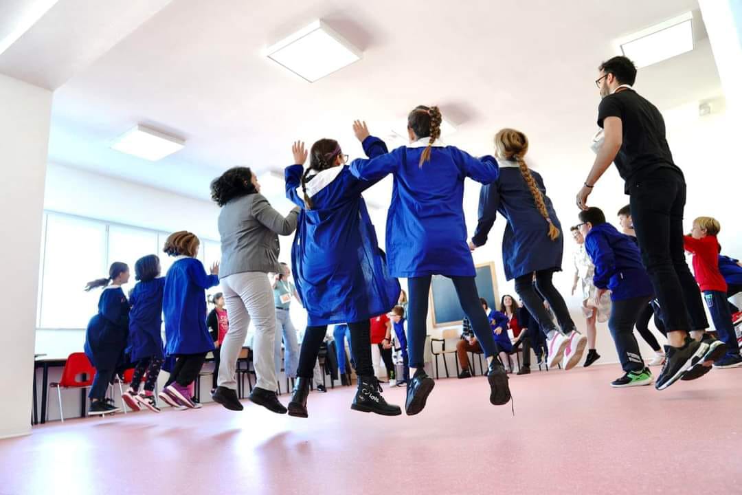 Cecchina, primo incontro ” Noi…Cittadini del Mondo “, alla scuola Primaria “De Amicis”. Ospiti molti bambini rumeni