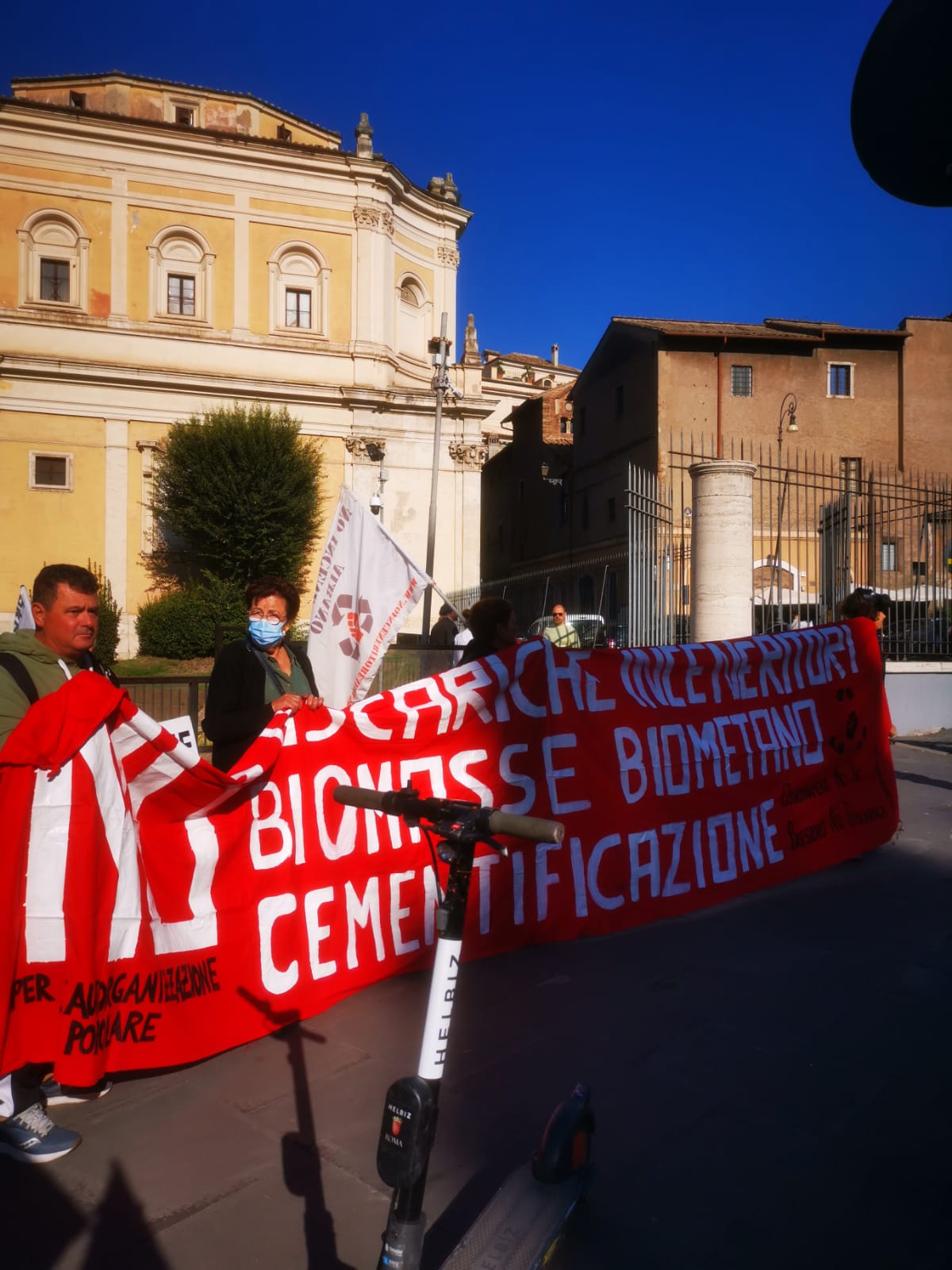 Roma, questa mattina la manifestazione contro l’inceneritore di Albano a piazza SS. Apostoli