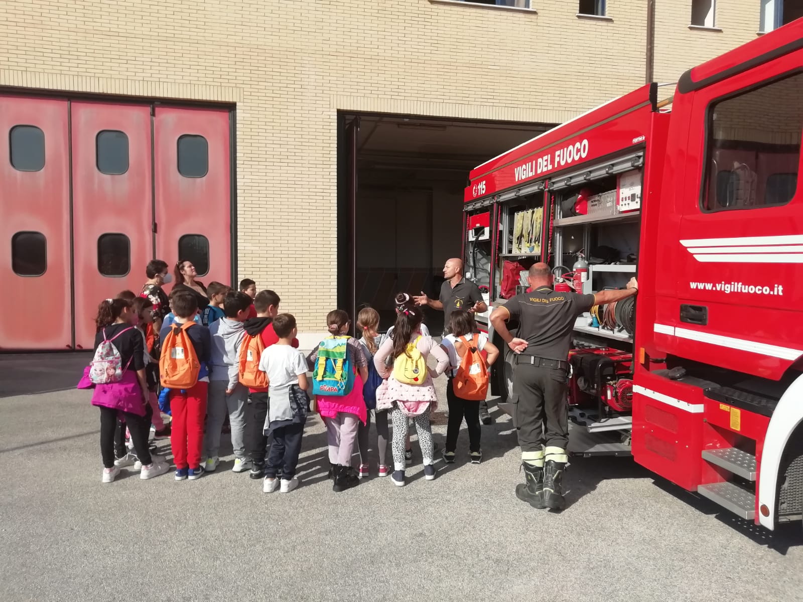 Velletri, questa mattina l’incontro dei i vigili del fuoco con le scolaresche e i cittadini per la settimana della protezione civile