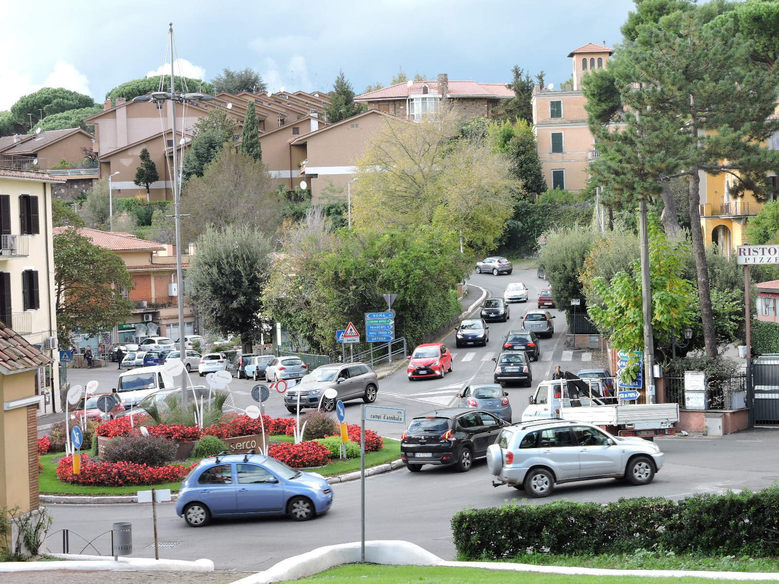 Grottaferrata, lascia il figlio piccolo in macchina e va a giocare allo slot, passanti chiamano le forze dell’ordine. Rintracciato in una sala giochi