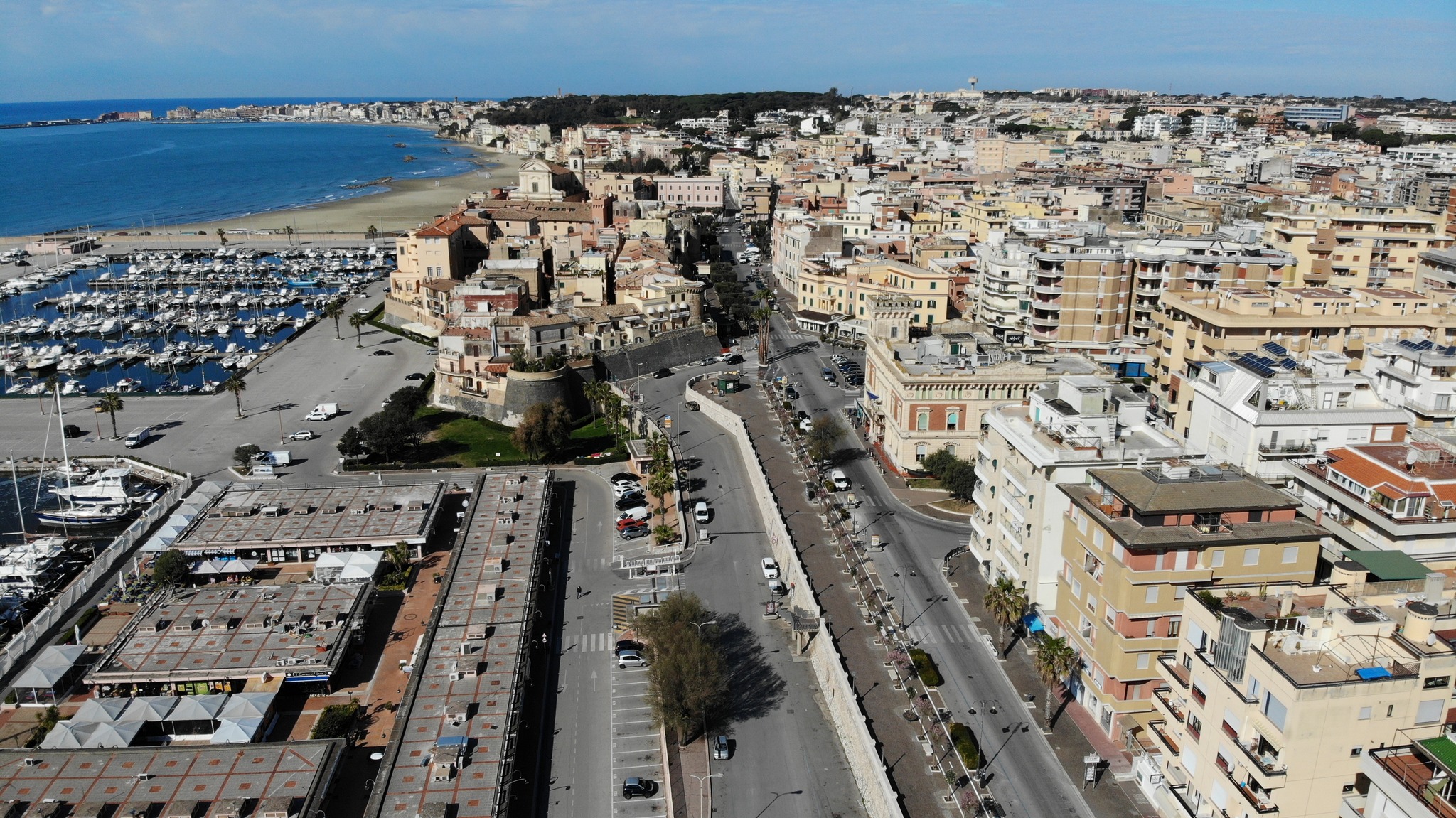 Nettuno, un abbraccio di coperte colorate: la Polizia e i Cittadini al fianco delle vittime di violenza