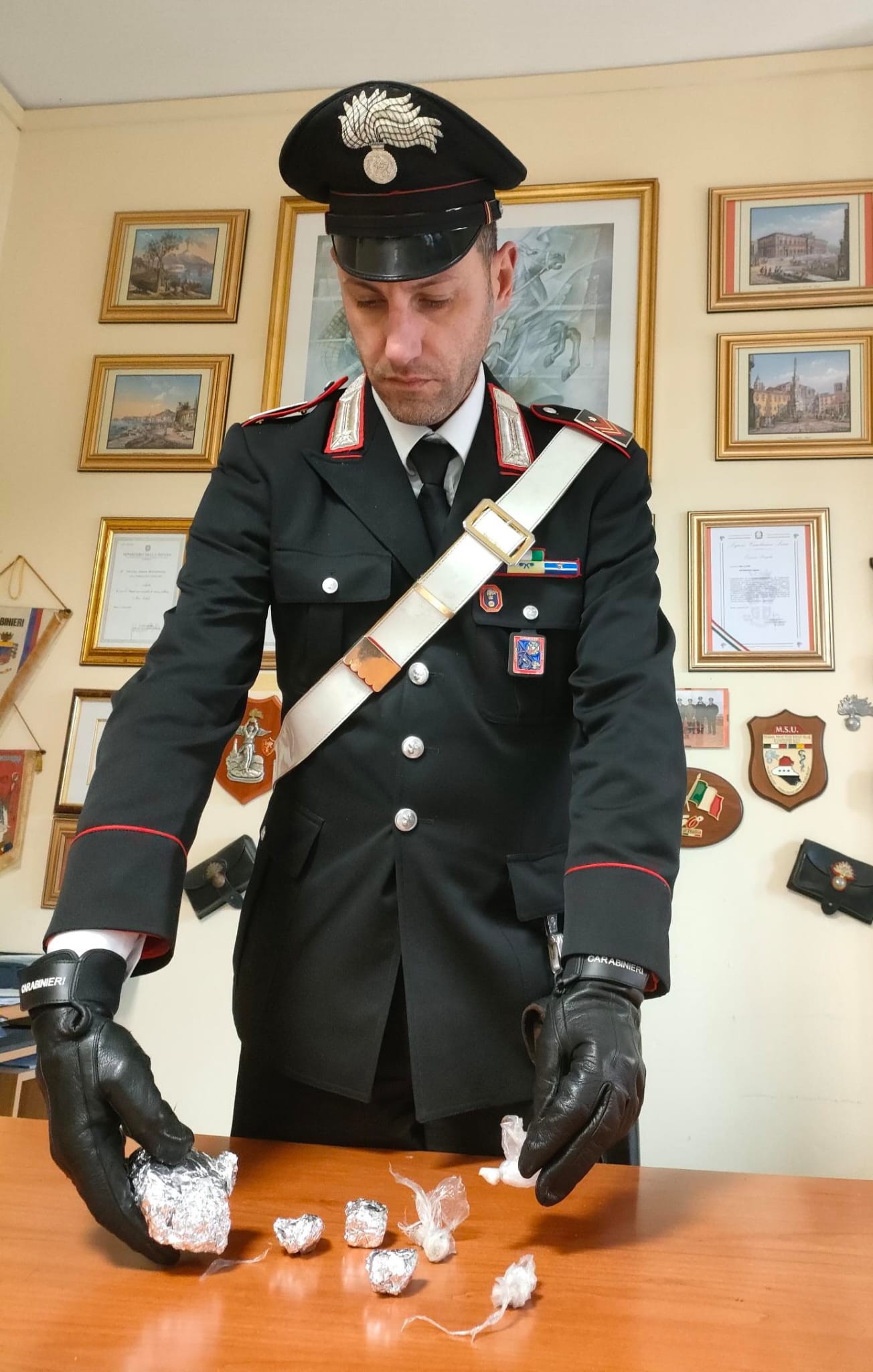 Nettuno, non si fermano all’ALT dei Carabinieri, tentano la fuga a bordo di un’auto e gettano droga dal finestrino. Carabinieri arrestano tre persone