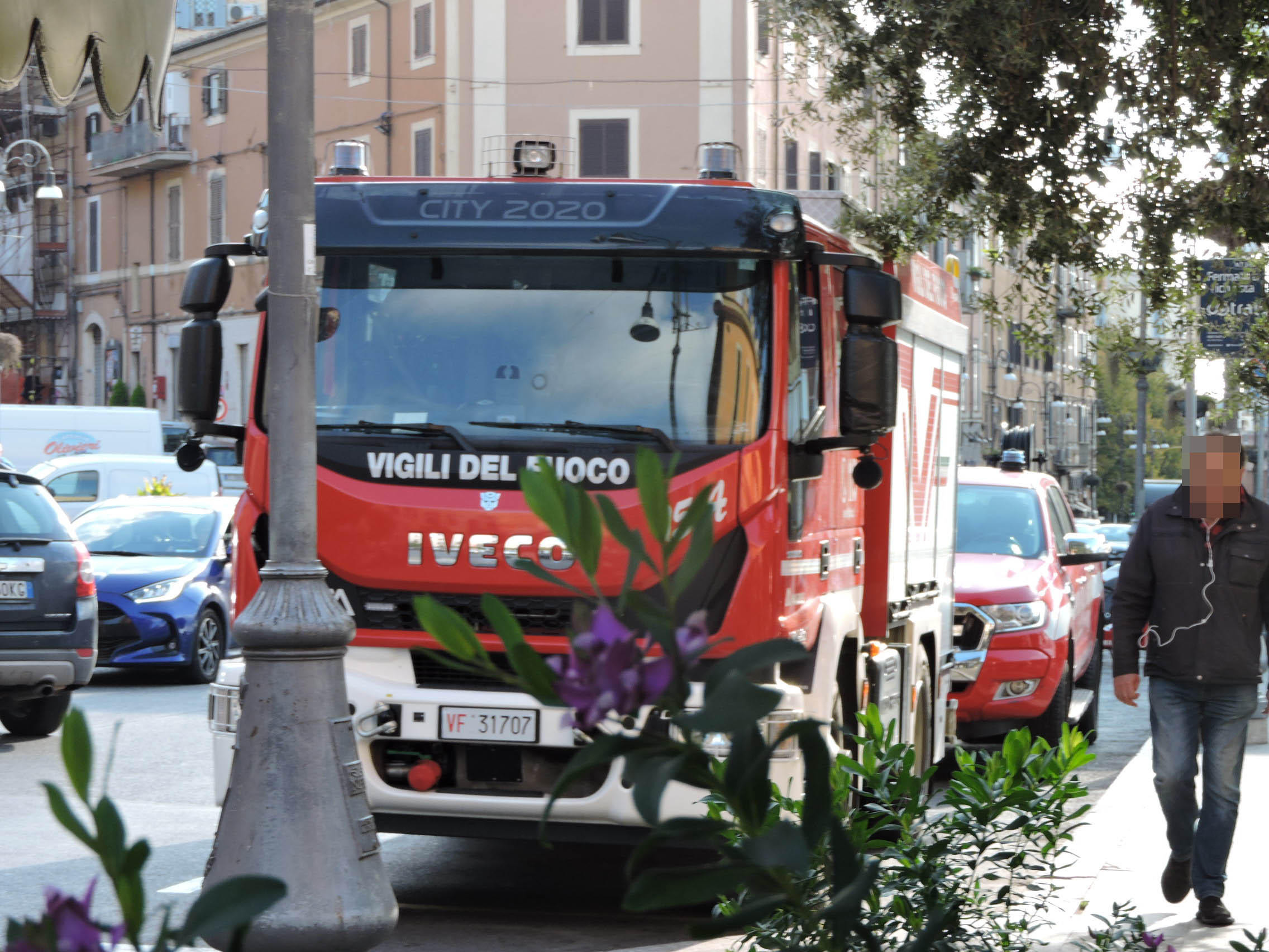 Genzano, bambina di pochi mesi rimane chiusa in macchina per una distrazione della mamma. Intervengono vigili del fuoco e polizia locale