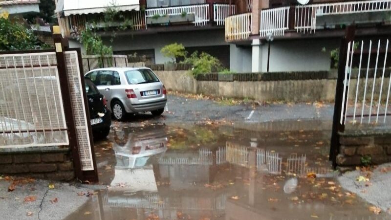 Genzano – La bomba d’acqua allaga parcheggio di un condominio in via Luigi Longo, causa tombino otturato