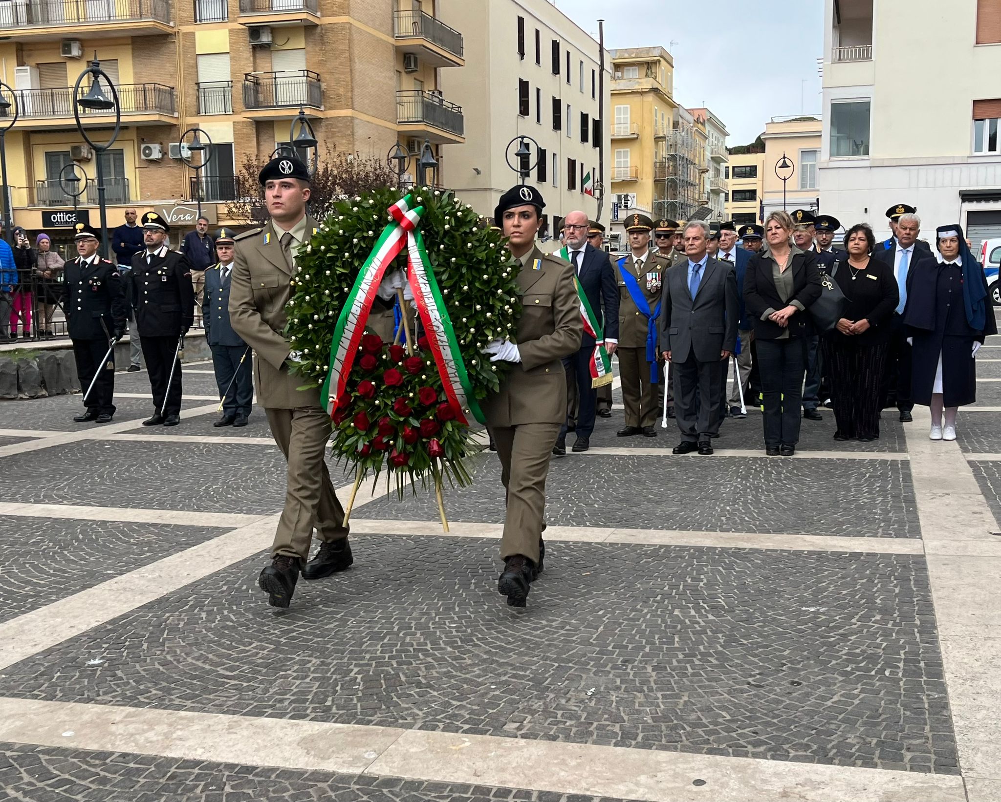 Anzio: La Città onora la Giornata dell’Unità Nazionale la Festa delle Forze Armate. Il sindaco De Angelis: “Giornata nel pantheon della nostra storia. Lascerò questa fascia con tanta tranquillità, a testa alta e con la schiena dritta, conscio di aver sempre fatto il mio dovere”