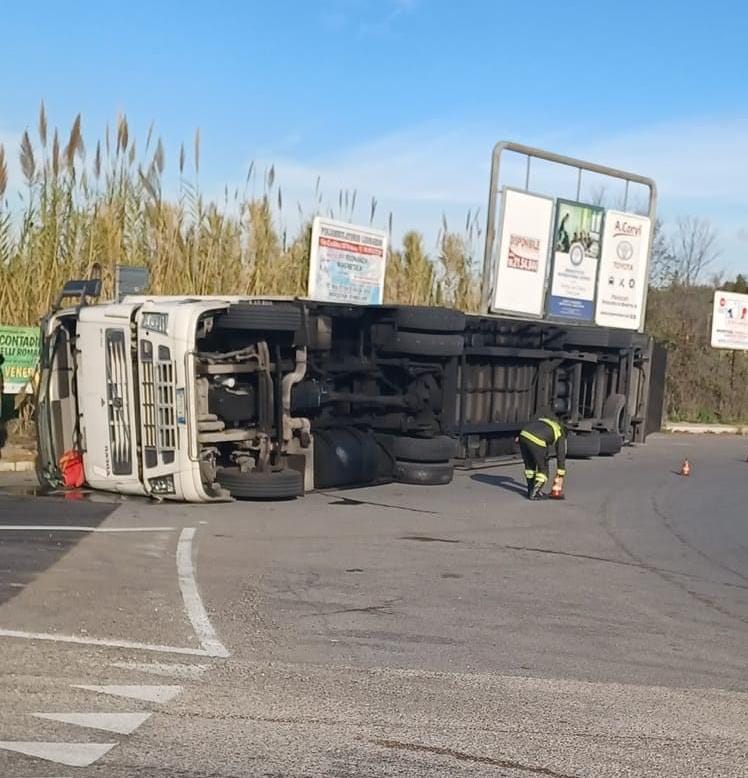 Frascati, un autoarticolato si ribalta in via Grotte Portella. Illeso il conducente e sul posto la polizia locale