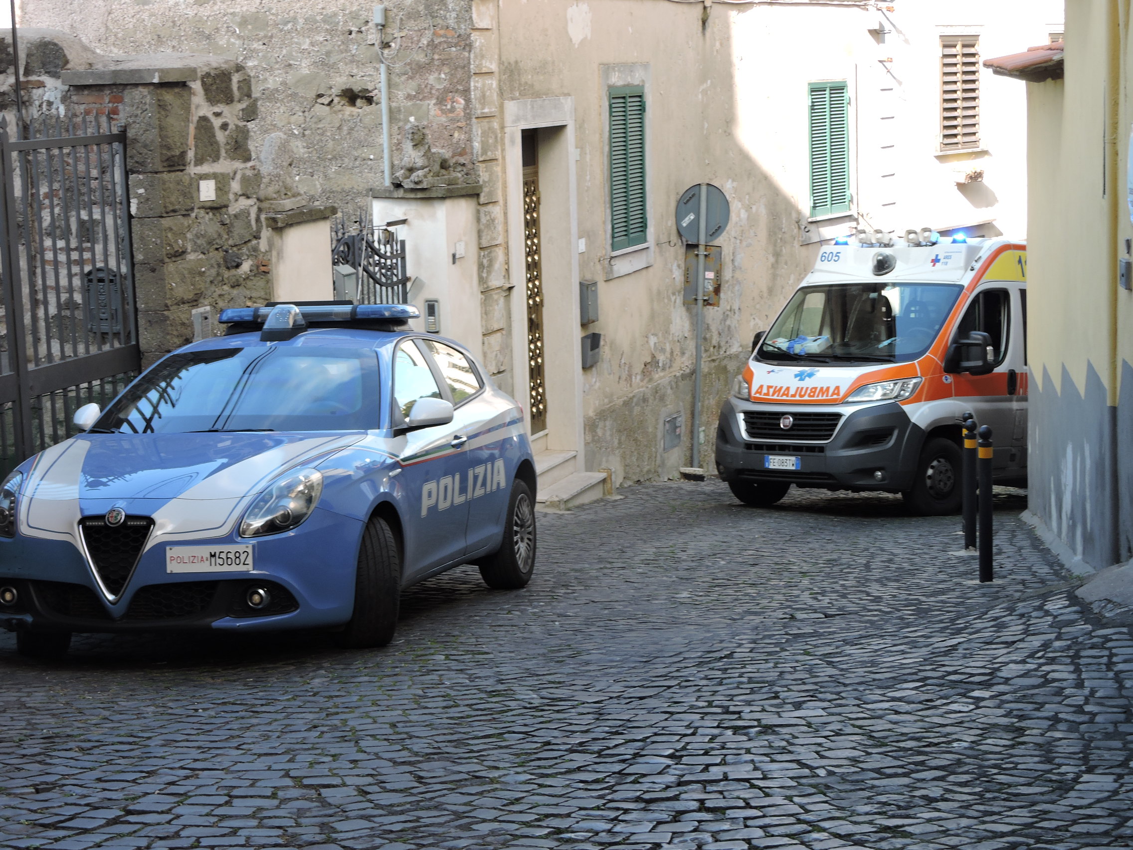 Ariccia, uomo di 67 anni trovato morto in casa dalla figlia per un malore. Sul posto 118 e forze dell’ordine