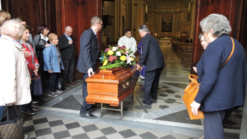 Genzano, celebrato il funerale di Giovanni Del Frate, nella chiesa di San Tommaso. Lo storico giornalista del Messaggero, morto ieri a 92 anni