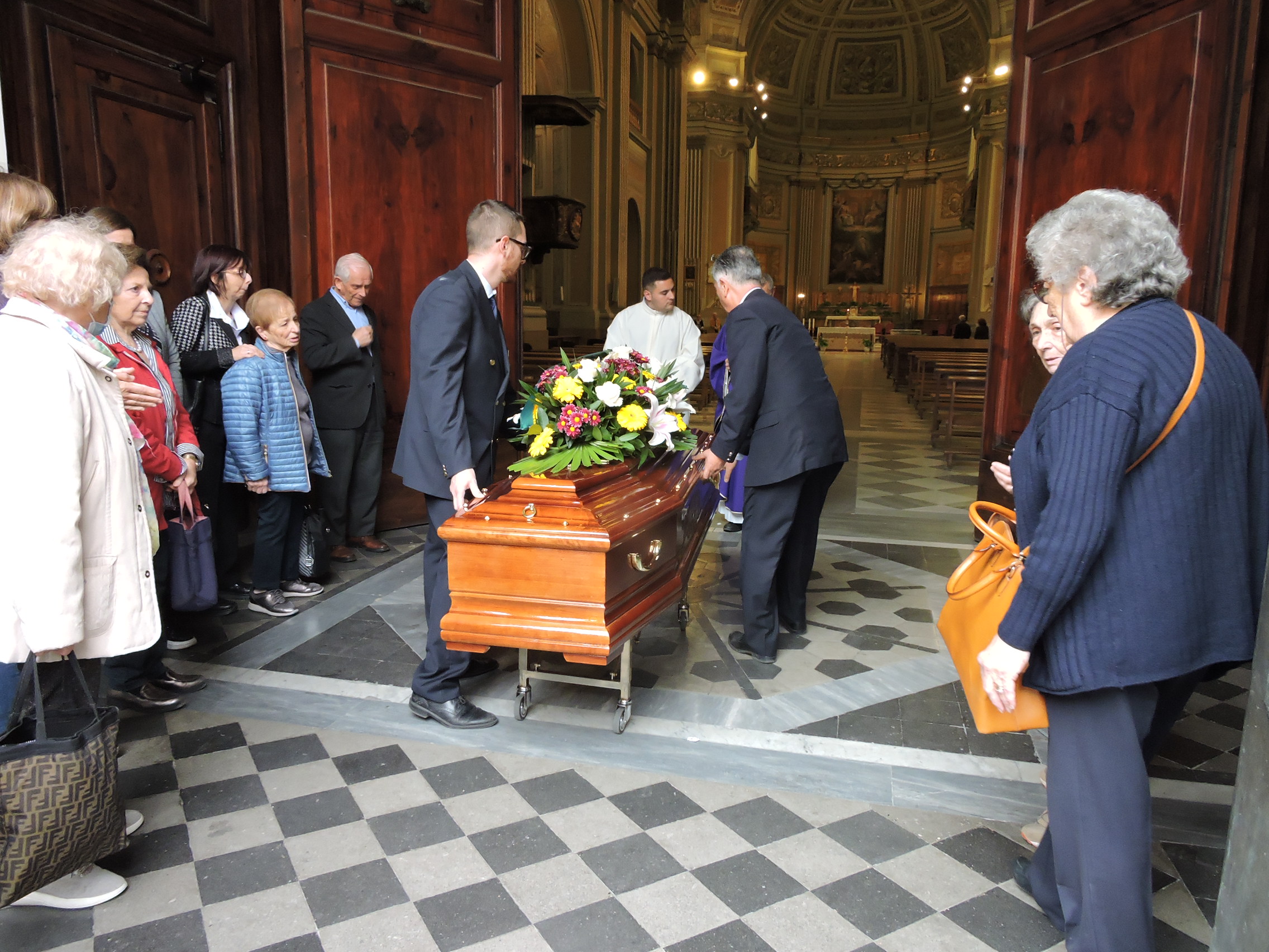 Genzano, celebrato il funerale di Giovanni Del Frate, nella chiesa di San Tommaso. Lo storico giornalista del Messaggero, morto ieri a 92 anni