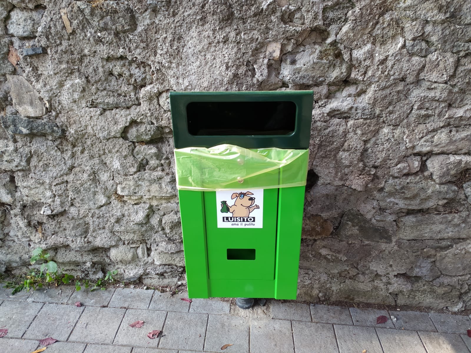 Grottaferrata: Decoro urbano, installati nuovi contenitori per le deiezioni canine