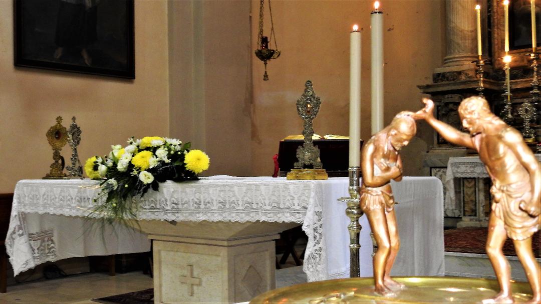 Nemi: La chiesa parrocchiale onora i santi esponendo le antiche reliquie, durante la messa di ieri. Oggi ricordati cari deceduti