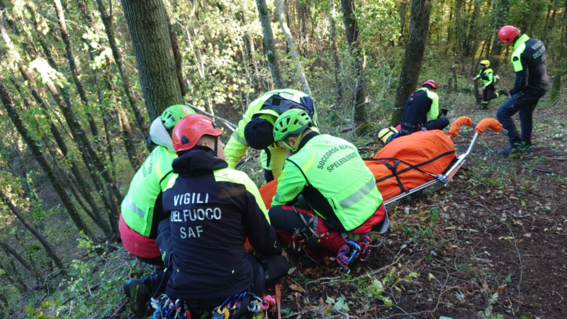 Roma: Il Soccorso Alpino Lazio è intervenuto questa mattina nei pressi di Rignano Flaminio, in provincia di Roma, per soccorrere un uomo infortunatosi in una zona impervia