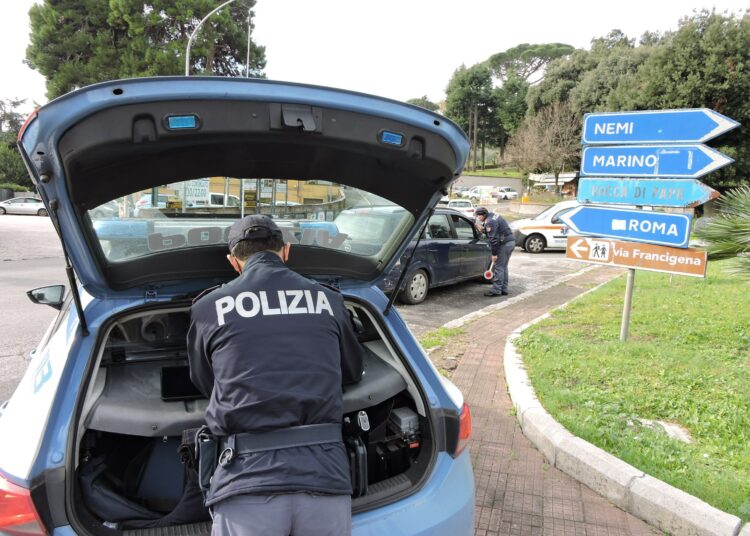 Velletri: 43enne romeno trovato morto dalla vicina con profonda ferita alla gola. Forse un suicidio