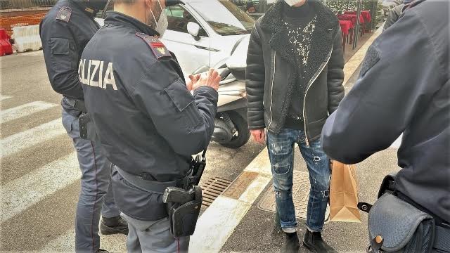 Roma, Serrati controlli della Polizia di Stato in zona Termini. 5 arresti e un fermo nei confronti di 6 persone gravemente indiziate dei reati di rapina, furto e detenzione di sostanza stupefacente