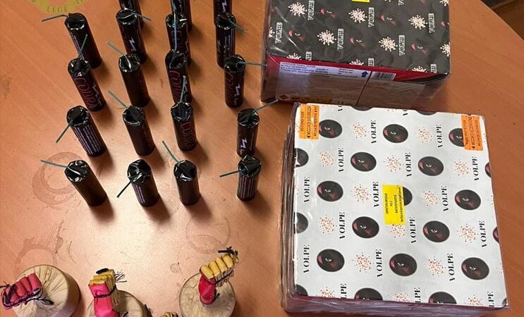 Eur, la Polizia di Stato trova in un’abitazione 10 kg di materiale pirotecnico tra cui 5 pericolose “bombe carta”