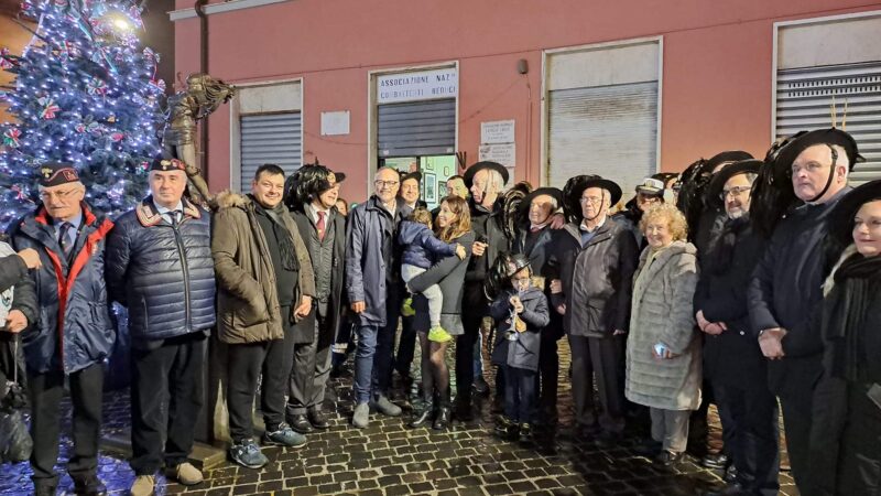 Albano, ieri sera inaugurato e acceso l’Albero di Natale dei Bersaglieri in piazza Propaganda Fide. Domenica si terrà anche il Natale dei Bersaglieri nel centro storico