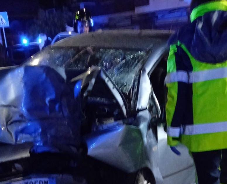 Anzio – Incidente stradale nella notte: un’auto è finita contro un albero