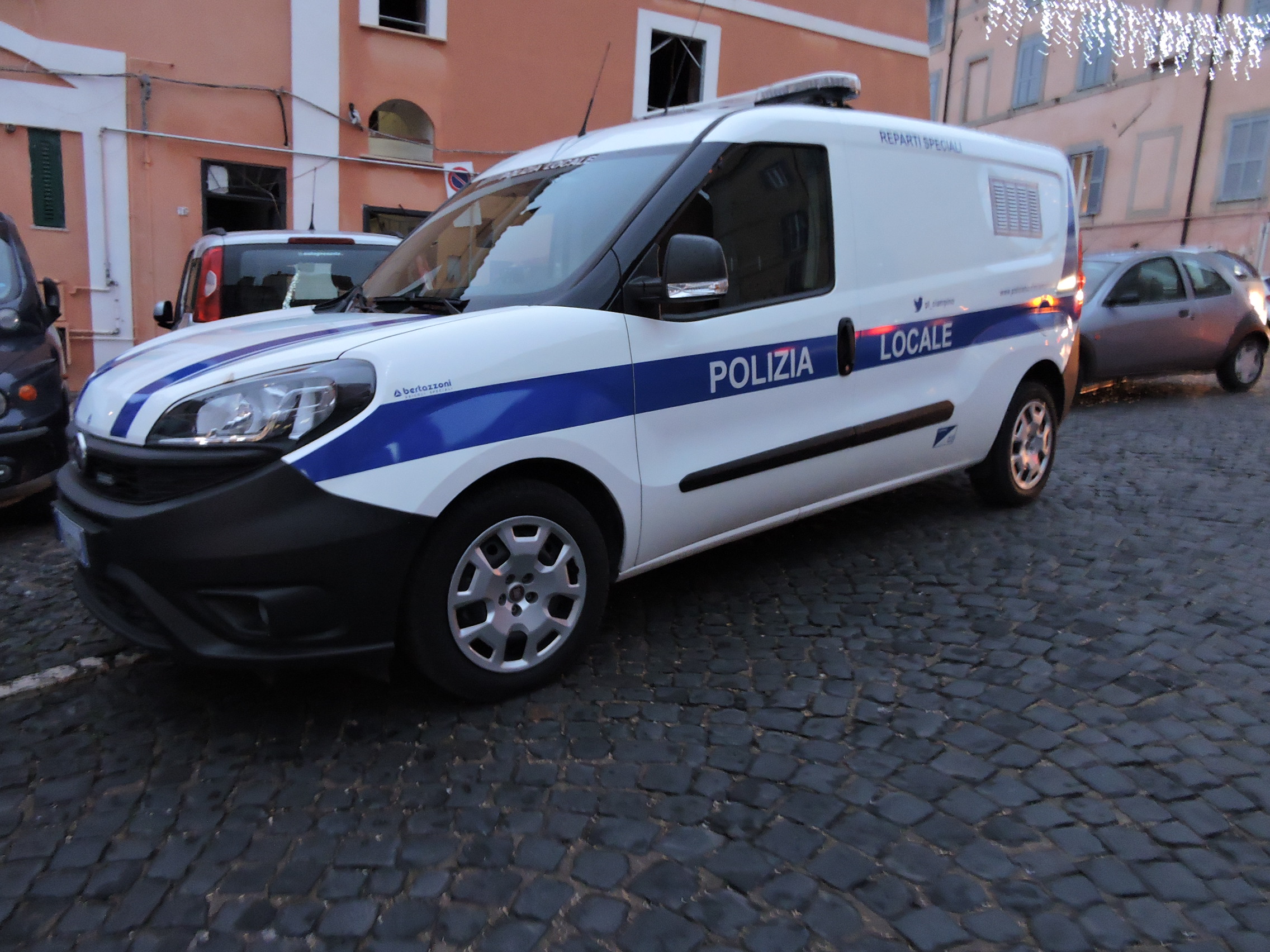 Genzano, controlli antidroga e alla movida serale da parte della Polizia Locale e Polizia di Stato con le unità cinofile di Ciampino: fermati alcuni giovanissimi con droga