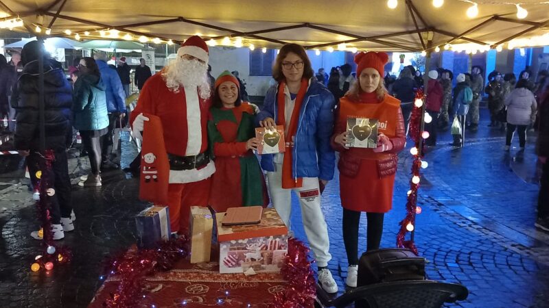 Notte bianca a Lariano: arriva il primo banchetto Telethon. Alessio Quattrocchi prosegue con le vendite dei cuori di cioccolata