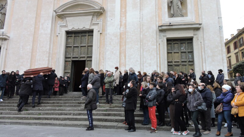 Marino – Una grande folla ha presenziato al funerale del preside del James Joyce di Ariccia Roberto Scialis