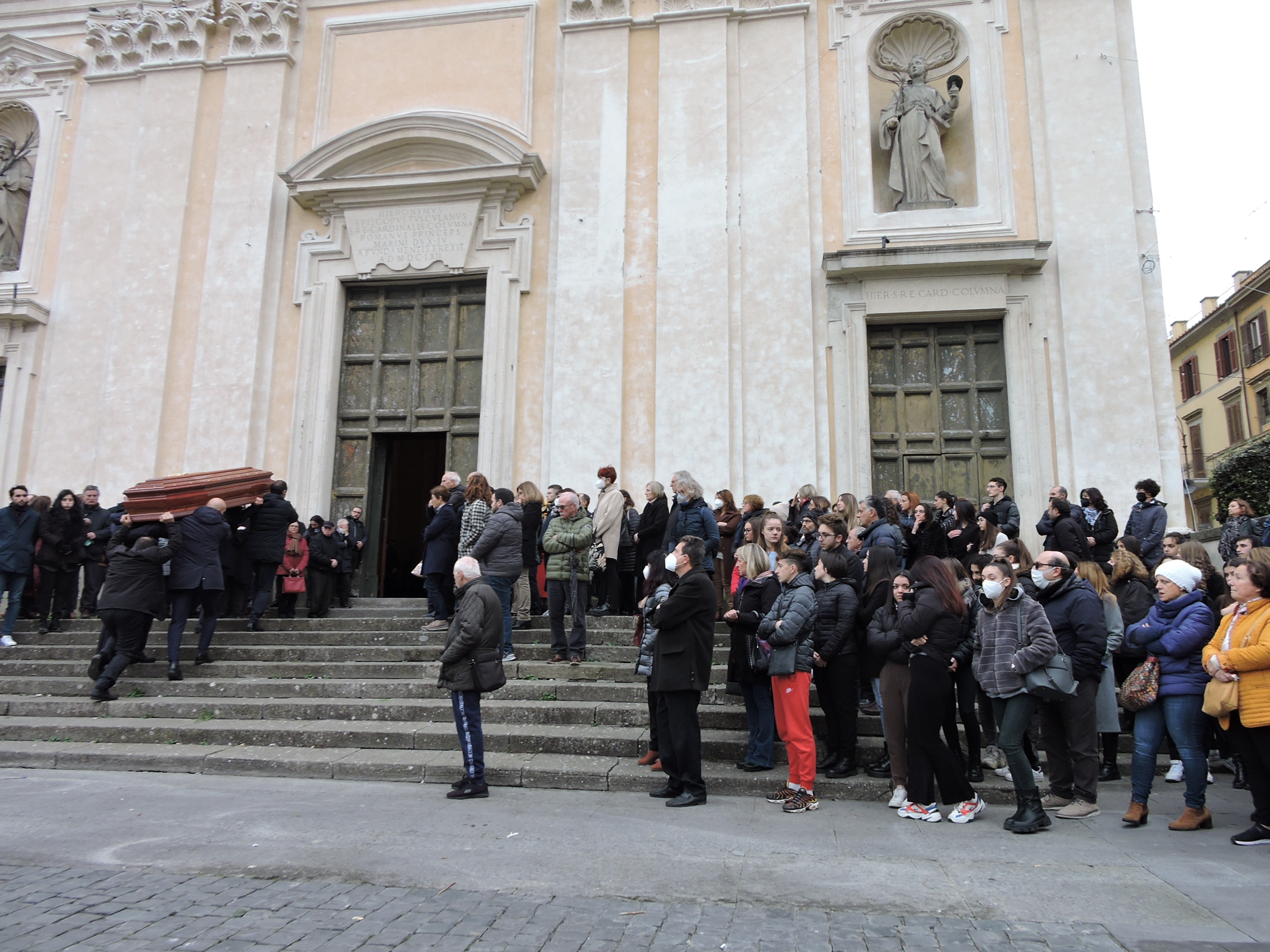 Marino – Una grande folla ha presenziato al funerale del preside del James Joyce di Ariccia Roberto Scialis