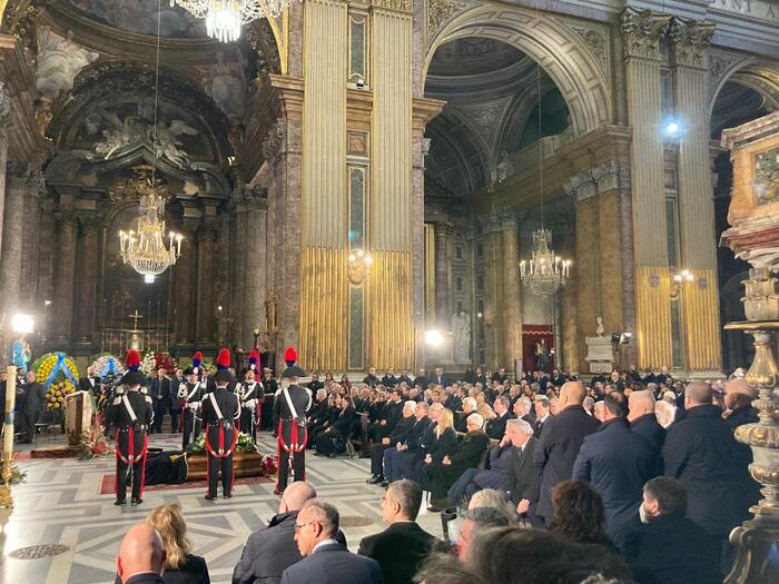 L’addio a Franco Frattini, a Roma in centinaia per i funerali di Stato