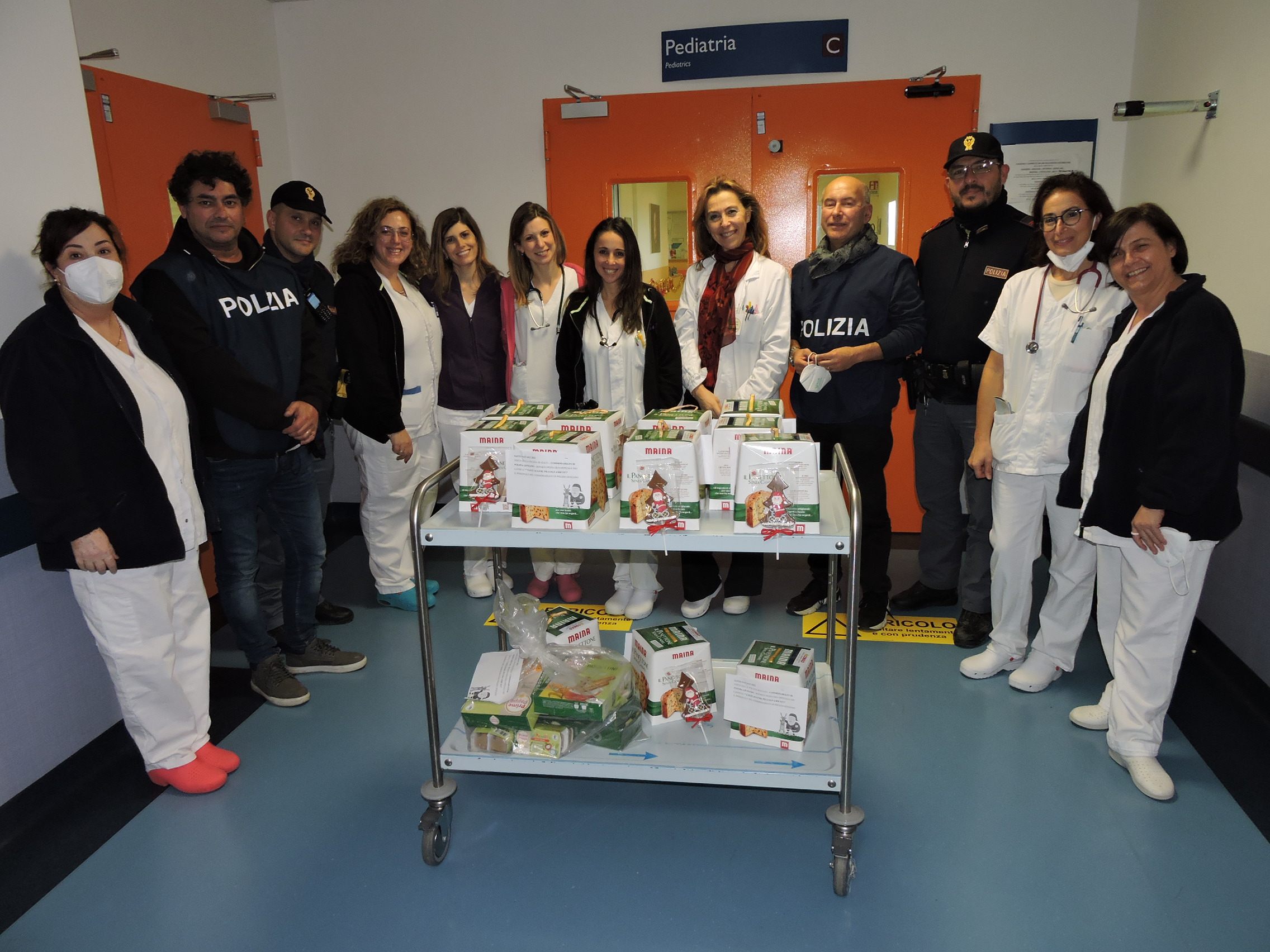 Genzano: I poliziotti portano doni e dolci natalizi ai bambini ricoverati all’Ospedale dei Castelli