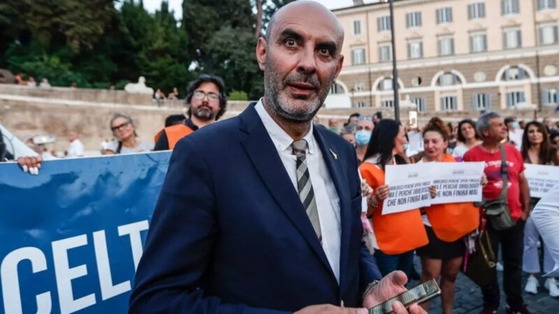 L’omofobia costa: Simone Pillon dovrà versare 30mila euro agli attivisti Lgbt