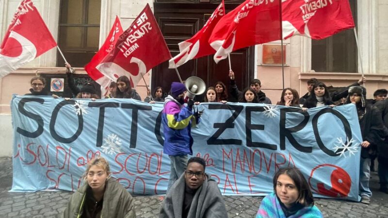 Roma, studenti in presidio davanti all’Usr Lazio: “Siamo al freddo”