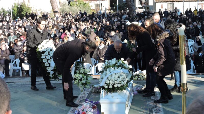 Campoleone-Lanuvio-Aprilia, oltre 2000 persone al funerale di Anna Maione