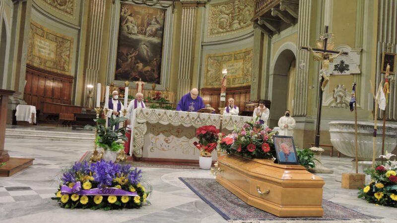 Genzano, chiesa piena per il funerale del maestro infioratore e capo scout Enrico Del Prete. Il funerale nella Collegiata Centrale genzanese