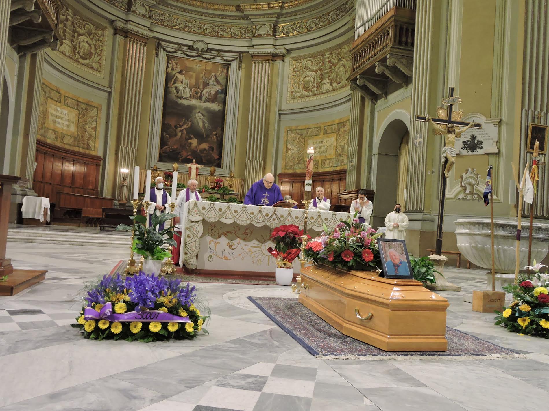 Genzano, chiesa piena per il funerale del maestro infioratore e capo scout Enrico Del Prete. Il funerale nella Collegiata Centrale genzanese