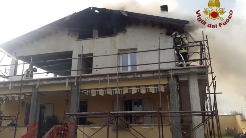 Anzio, alcuni mezzi dei Vigili del Fuoco stanno intervenendo in via Napoli per un incendio di una villetta