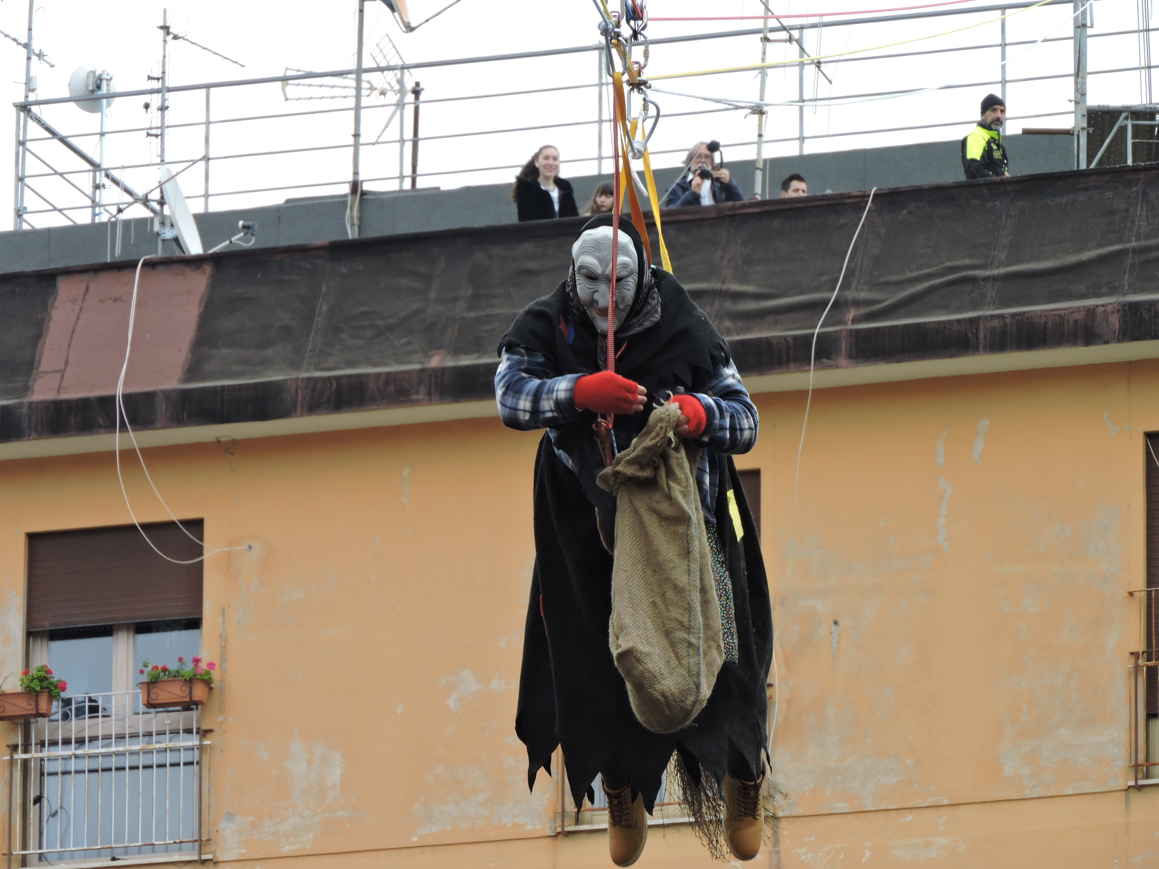 Velletri, dopo due anni di stop torna la Befana in piazza Cairoli a cura dei vigili del fuoco veliterni