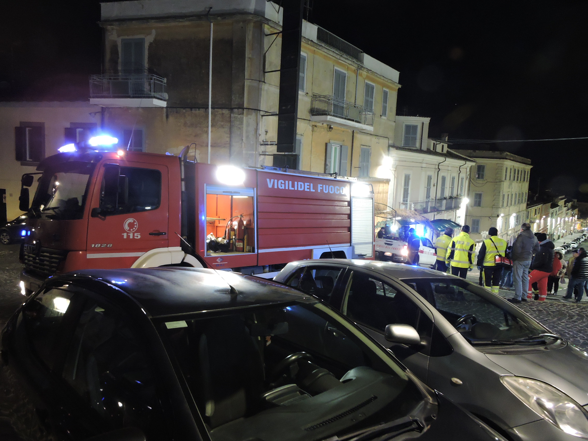 Genzano, incendio canna fumaria in una trattoria del centro storico, paura tra i clienti.