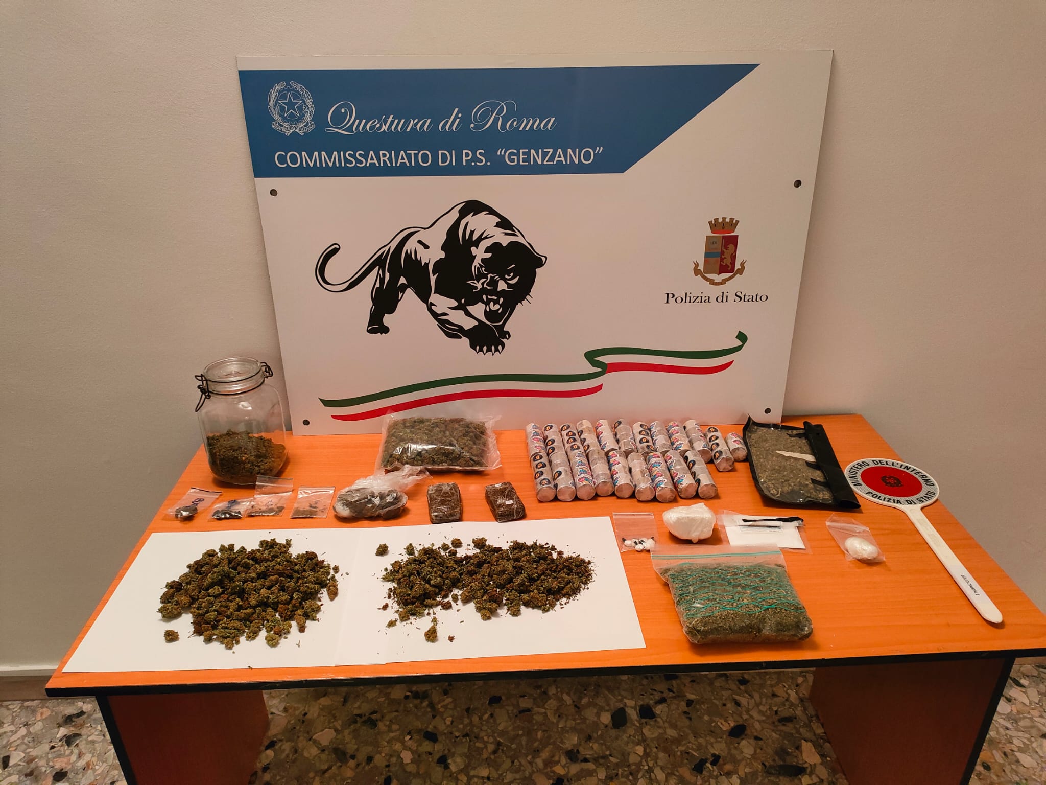 Genzano – La squadra anticrimine del commissariato di Polizia di Genzano ha portato a termine una brillante operazione antidroga