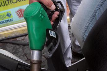 Prezzi benzina e gasolio in calo, i listini di oggi