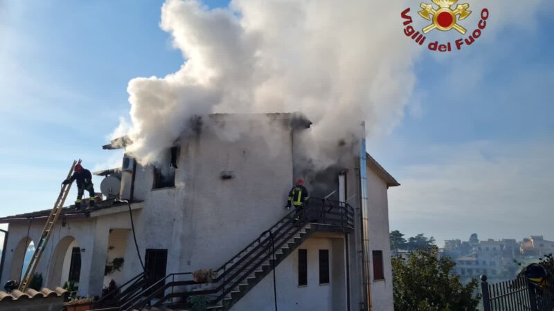 Riano – Due squadre dei vigili del fuoco per l’incendio di una mansarda