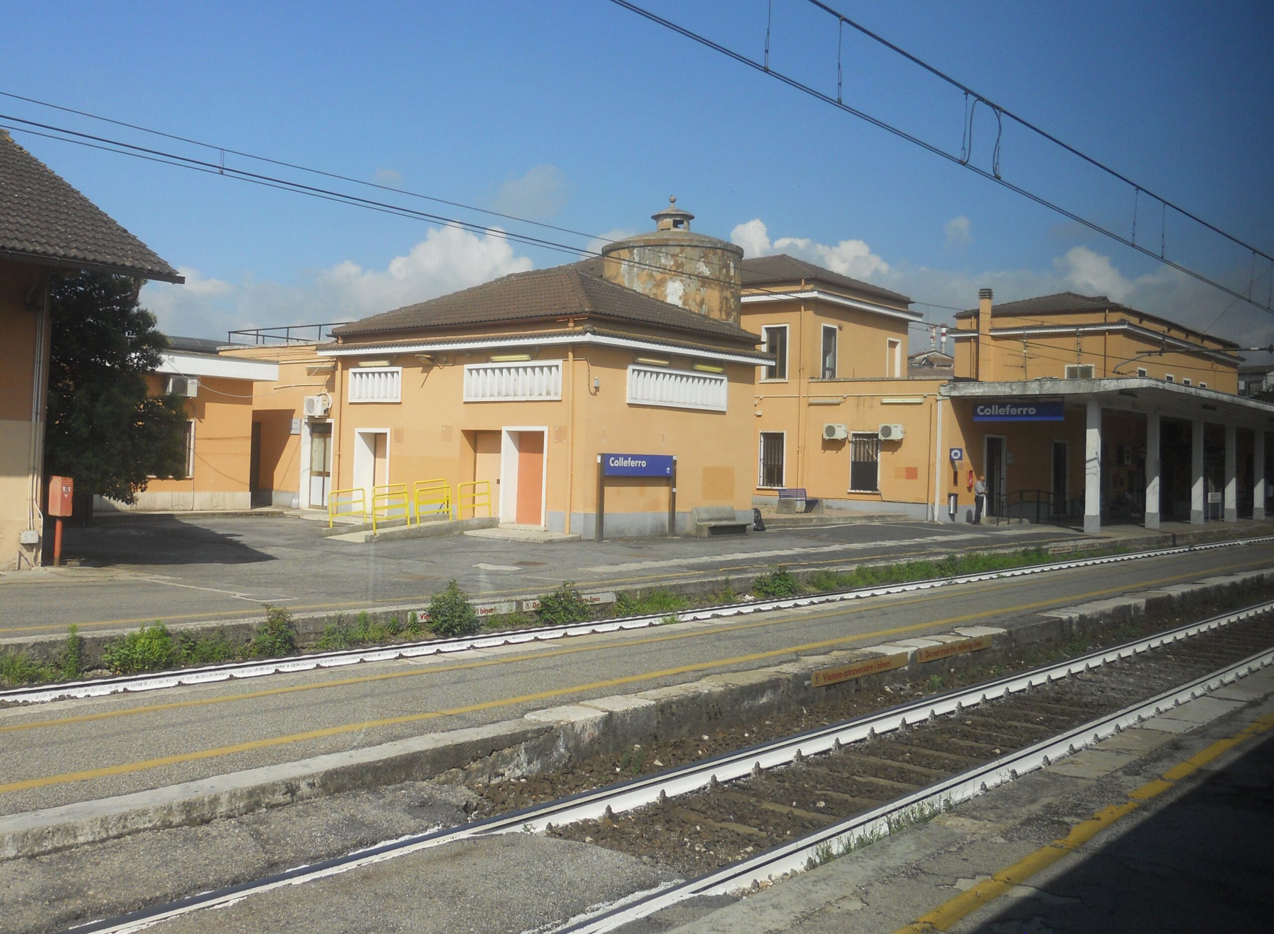 Colleferro, straniero in preda a raptus di follia aggredisce tutti e devasta un’auto alla stazione ferroviaria: arrestato dai carabinieri