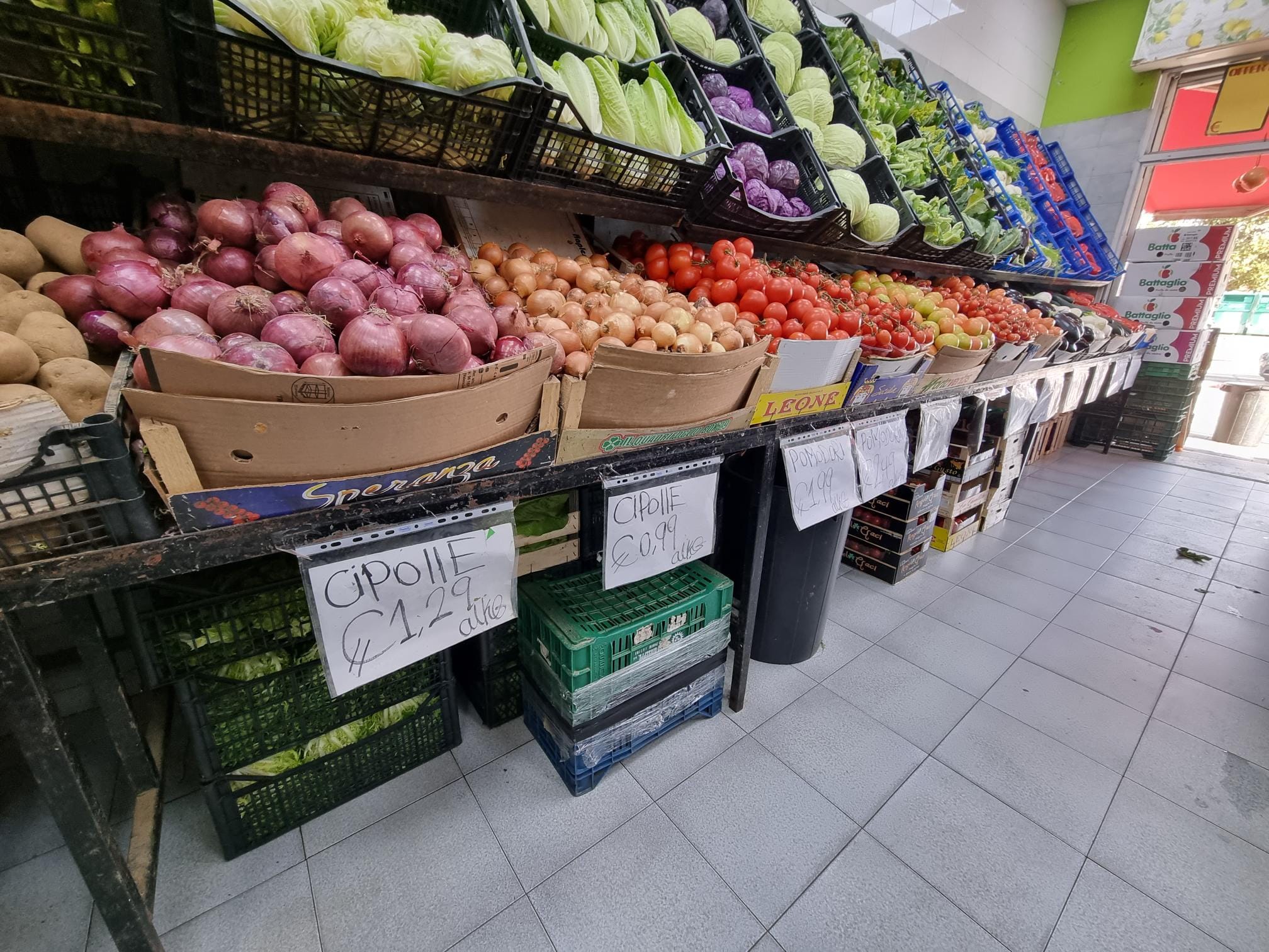 Ciampino, la polizia locale sequestra un ingente quantità di frutta, verdura e cibo scaduto in un minimarket del posto