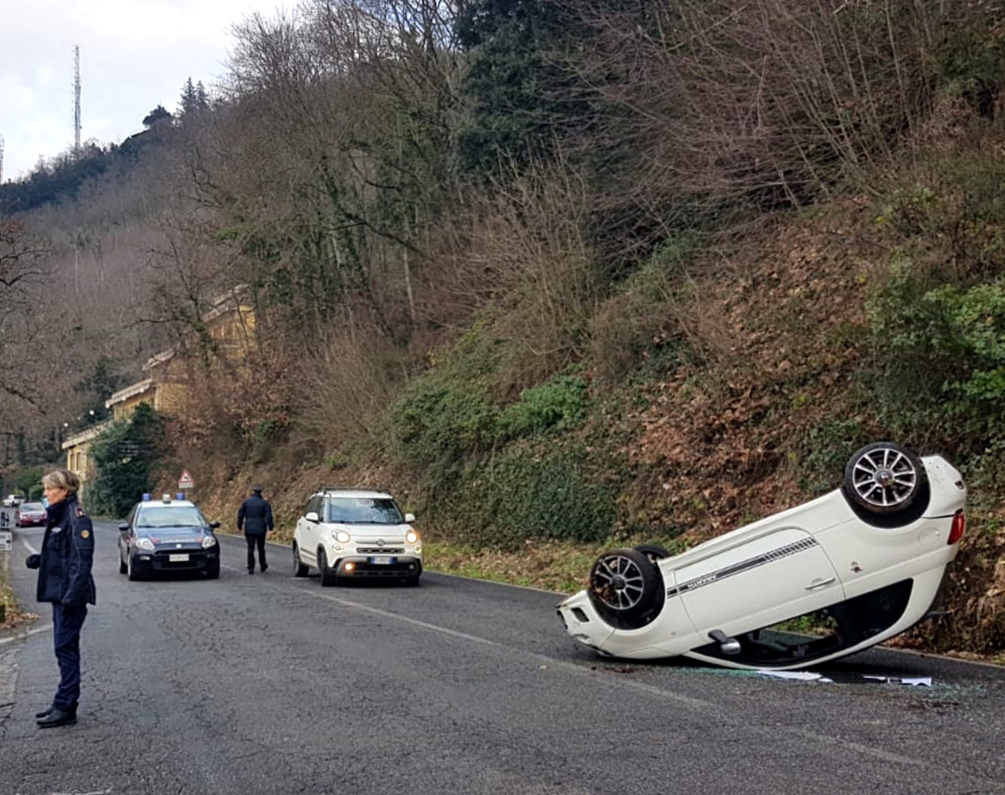 Rocca di Papa, la polizia locale interviene per un incidente e per una strada ghiacciata ripristinando la sicurezza