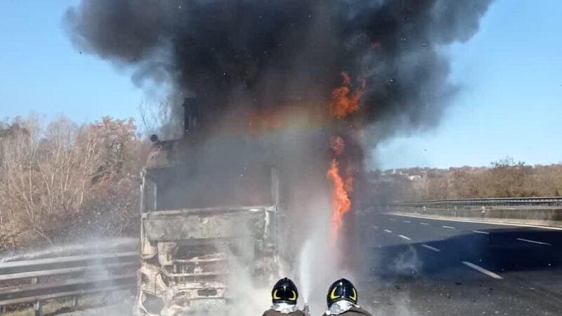 Roma, Montelibretti, vigili del fuoco spengono un Tir andato a fuoco sull’autostrada del sole