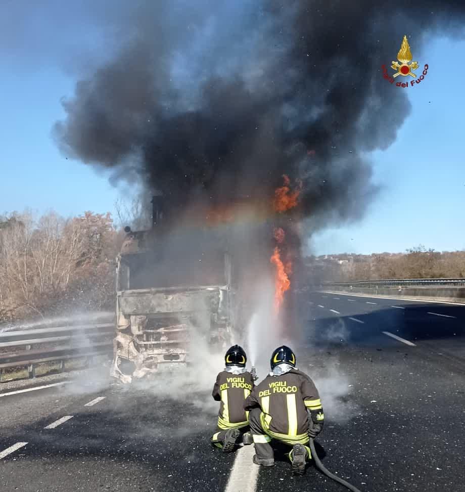 Roma, Montelibretti, vigili del fuoco spengono un Tir andato a fuoco sull’autostrada del sole