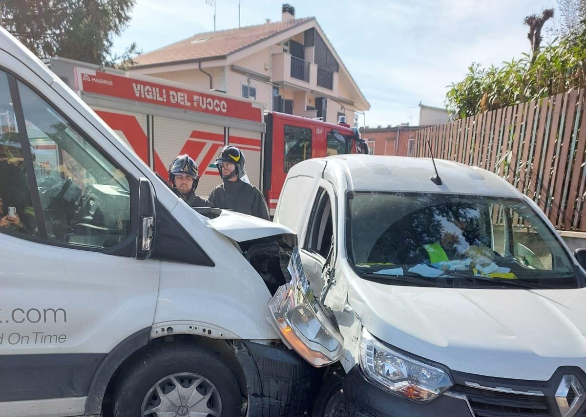 Ciampino – Morena, fattorino espresso e postino di poste italiane si scontrano con i loro mezzi. Feriti lievemente