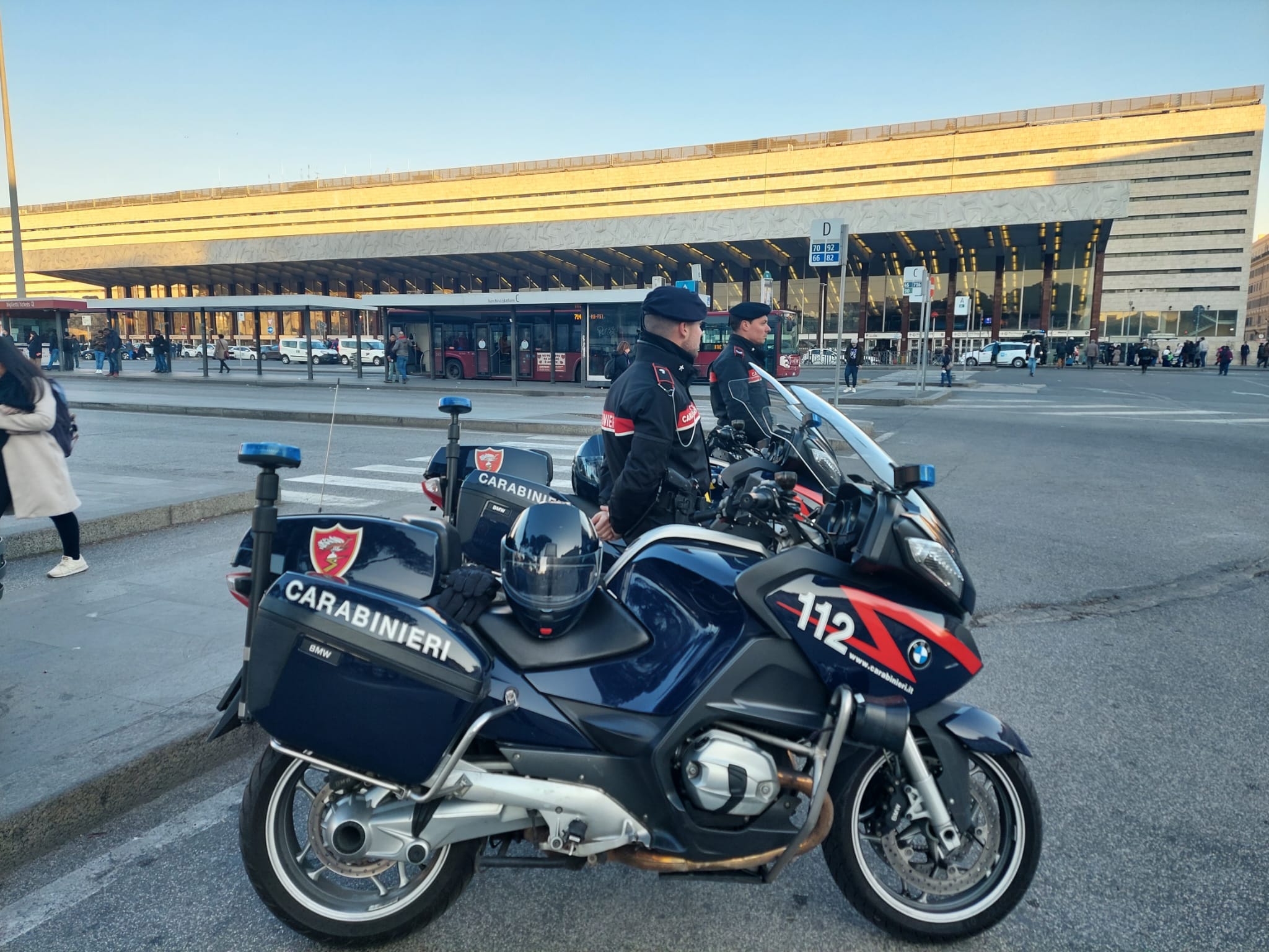 Roma, controlli interforze ad alto impatto in zona Termini ed Esquilino di Polizia di Stato, Arma dei Carabinieri, Guardia di Finanza e Polizia Locale