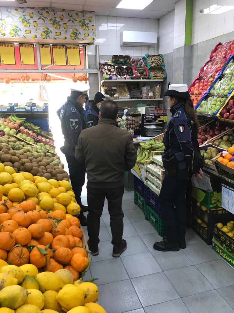 Ciampino – Frutterie, minimarket e ambulanti nel mirino dei controlli di polizia amministrativa: sequestri, sanzioni e interdizione dell’attività di vendita