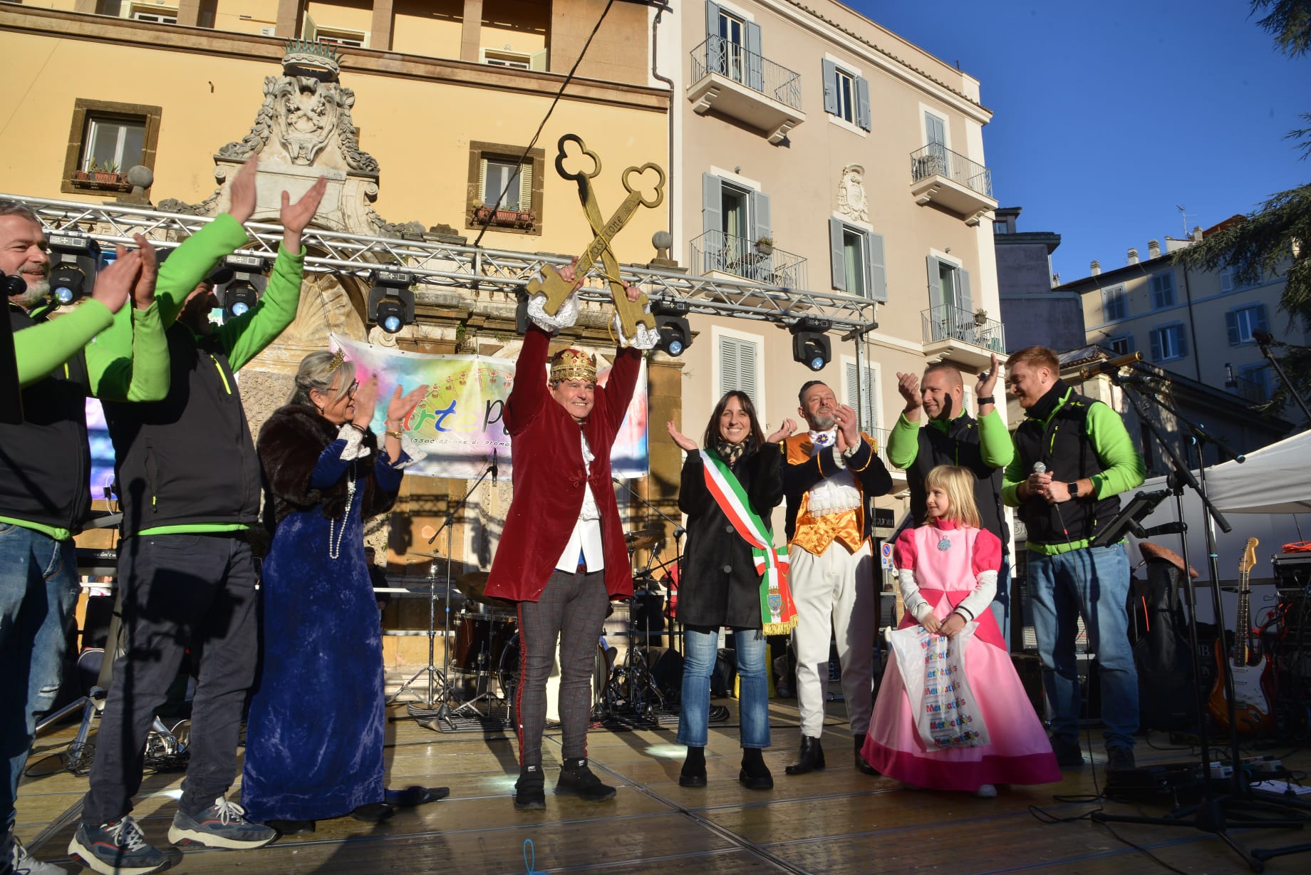 Frascati – Ieri pomeriggio inaugurato il Carnevale 2023 con la Consegna delle chiavi a Re Carnevale Mario Merolle