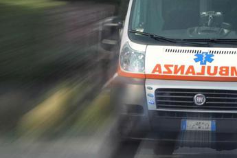 Incidente sul lavoro oggi Roma, resta con la mano incastrata nel compattatore