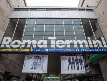 Mancano i taxi, la metro A chiude alle 21: caos a Roma Termini